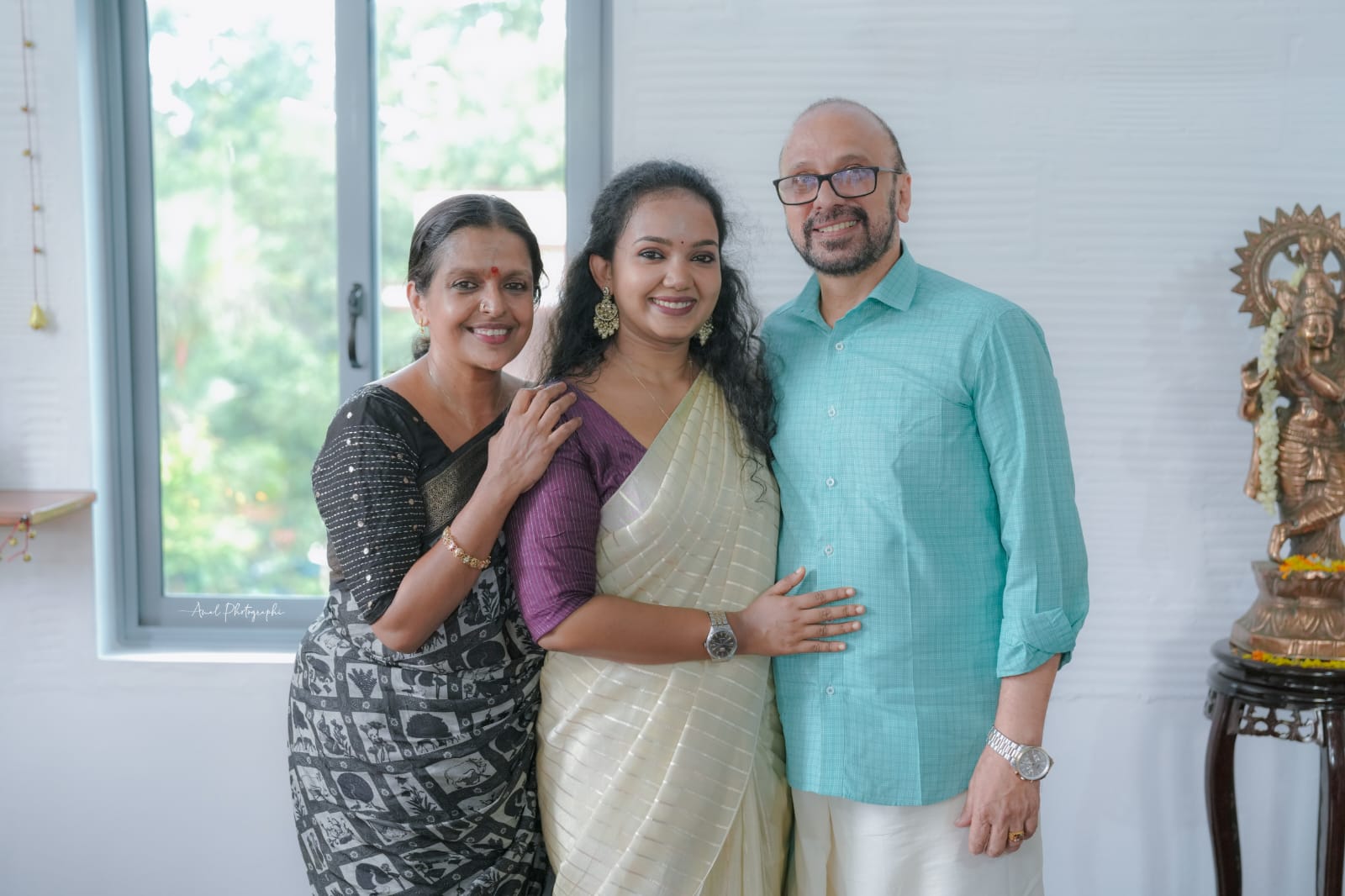 ജാനകി വിജയൻ ഗുരു രവികുമാറിനും, ഗീതാ പത്മകുമാറിനുമൊപ്പം