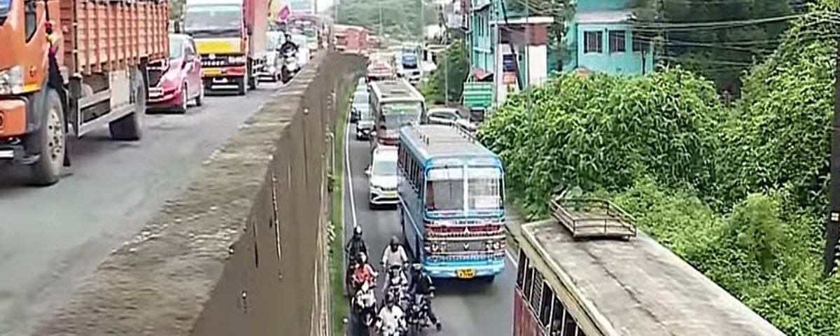 Traffic-jam-on-the-Angamaly-Chalakkudy-route-on-the-national-highway-vehicles-are-being-diverted-1200x480
